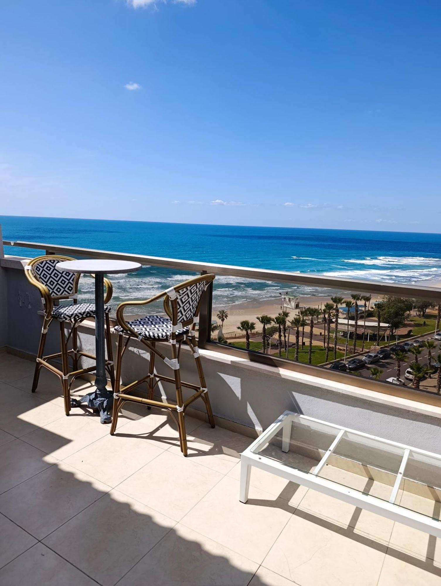 Penthouse Apartment On The Beach Бат-Ям Номер фото