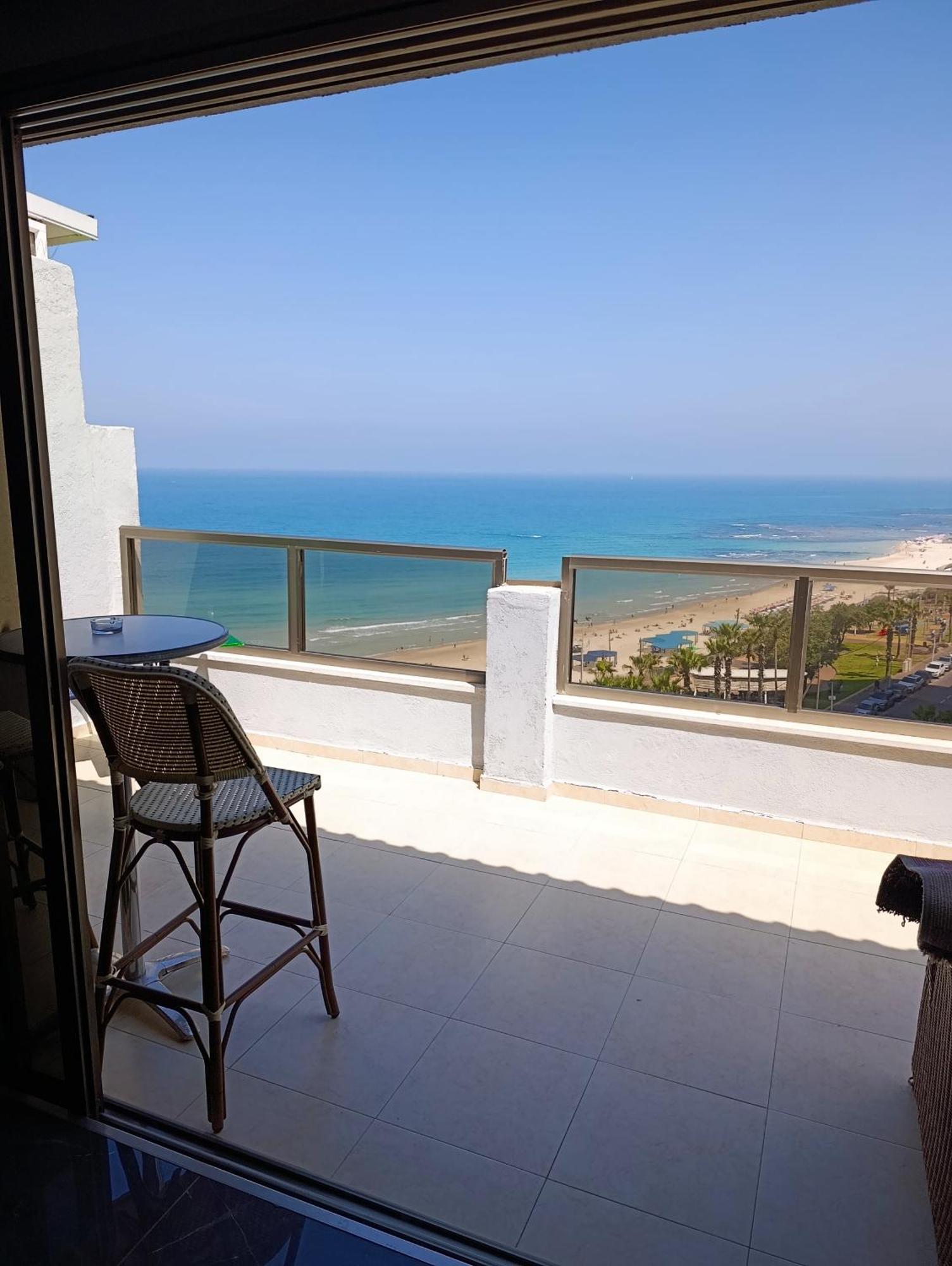 Penthouse Apartment On The Beach Бат-Ям Номер фото