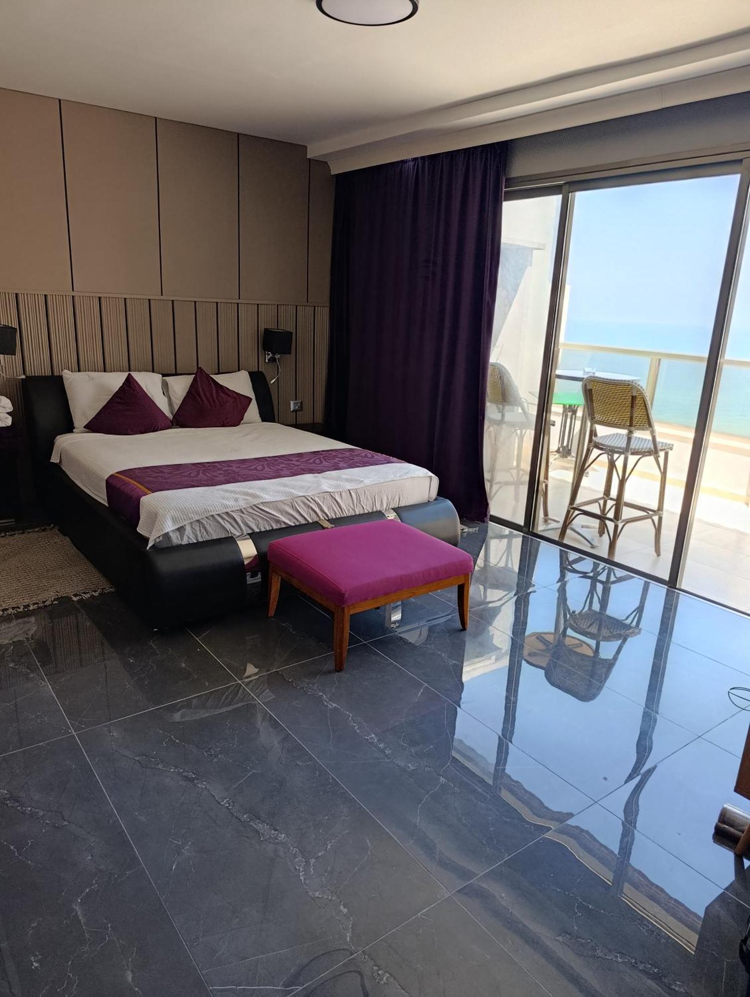 Penthouse Apartment On The Beach Бат-Ям Номер фото