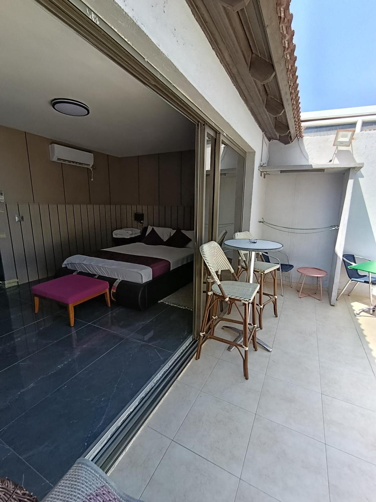Penthouse Apartment On The Beach Бат-Ям Номер фото