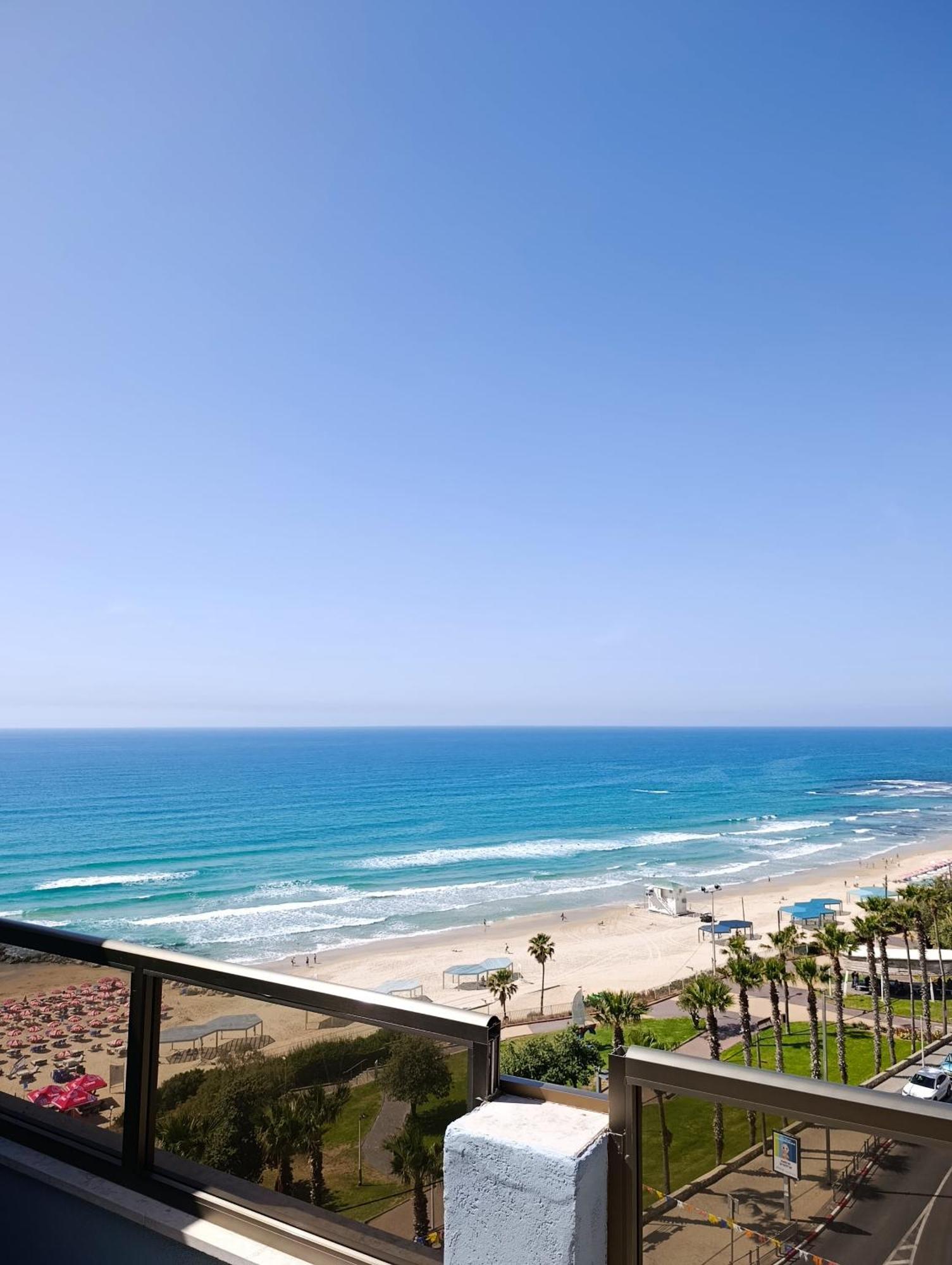 Penthouse Apartment On The Beach Бат-Ям Номер фото