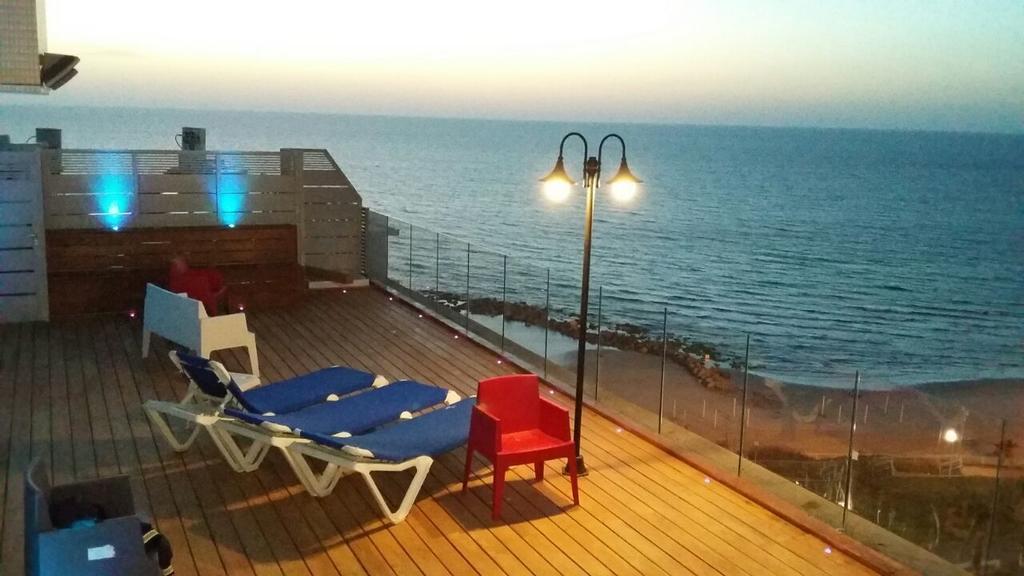 Penthouse Apartment On The Beach Бат-Ям Номер фото